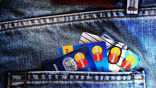 É melhor ter um cartão de crédito ou um cartão de débito?