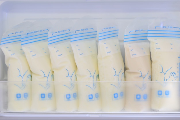 Leite materno congelado: Aprenda o passo a passo para conservar o seu leite