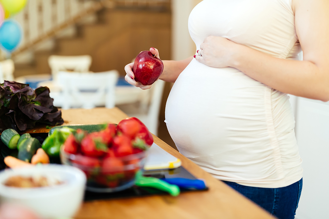 Conheça os alimentos essenciais durante a gravidez