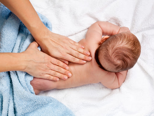 massagem no bebê