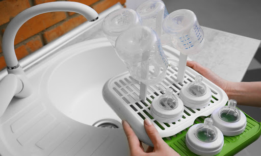 Como lavar a mamadeira do bebê? Aprenda a higienizar corretamente