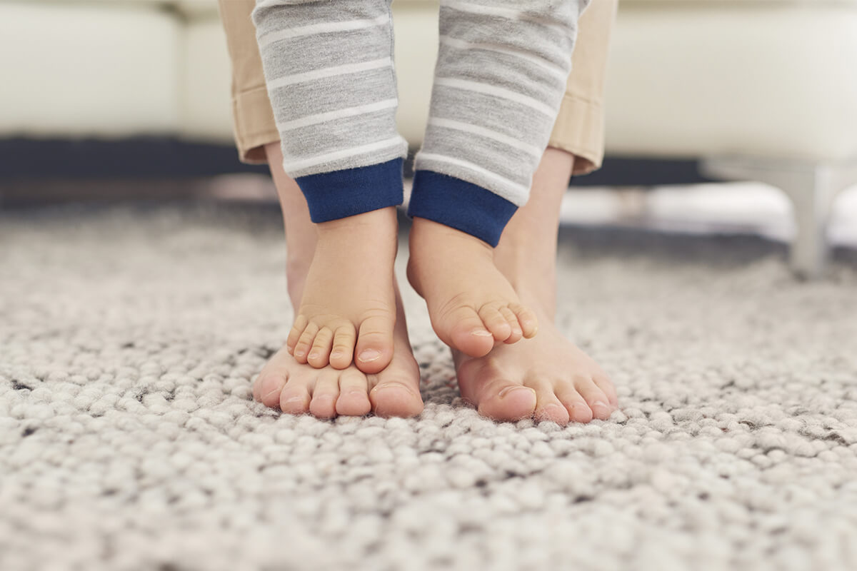 Bebê descalço - Confira os benefícios